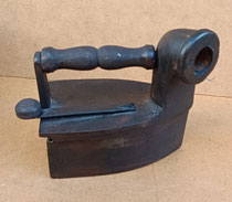 Disponible en enero 2026. Reproducción plancha hierro con chimenea. Ref SA5639. 14x16x9