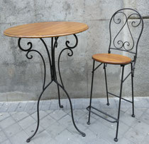 Mesa con 2 sillas altas
