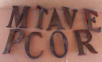Letras antiguas de metal