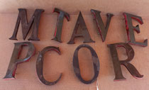 Letras antiguas de metal