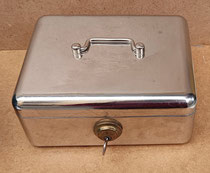 Caja caudales metal vintage. 20x15x8