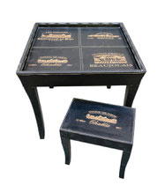 Mesa de cuero con 4 banquetas. 61x54