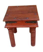 Mesa auxiliar madera con tachuelas. 50x34