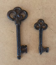 Llaves hierro. Grande 10,5 centímetros. Pequeña 7 centímetros