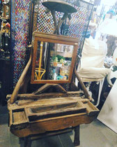 Tocador tailandés de madera con espejo. 