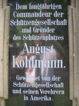 Inschrift auf dem Sockel des August-Kohlmann-Denkmal