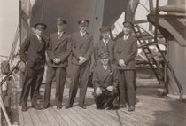 Bemanning van De Zeearend. Vlnr: Jan Hin, Ot Muller (kok), Charles Felger (marconist), Gerrit Endt (1e stuurman), Kees Bruynzeel (kapitein). Gehurkt Romke de Vries (?).