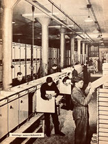 Vanaf 1937 begon Bruynzeel met fabricage van standaardkeukens 