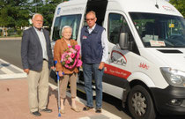 2018 Ehrung 150.000. Fahrgast mit einem bunten Blumenstrauß