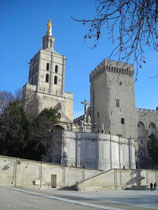 Papstpalast Avignon mit nebenstehender kath. Kirche