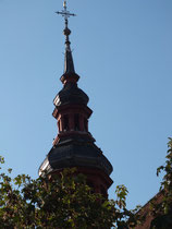 Der gotische Chor der katholischen Kirche Mariä Himmerfahrt, mit seinem Rauten-Sterngewölbe wurde im frühen 16. Jahrhundert fertiggestellt. Das Kirchenschiff stammt aus dem 18. Jahrhundert.