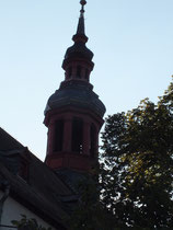 Der gotische Chor der katholischen Kirche Mariä Himmerfahrt, mit seinem Rauten-Sterngewölbe wurde im frühen 16. Jahrhundert fertiggestellt. Das Kirchenschiff stammt aus dem 18. Jahrhundert