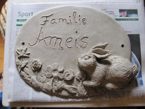 Individuelles Türschild Kaninchen auf Wiese aus Keramik- frisch modelliert nach Wunsch modelliert
