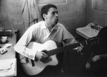 Brel dans sa loge à l'Olympia