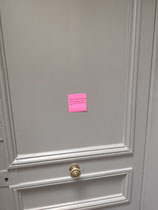 Post-it annoté du lien vers la documentation de l'exposition collé sur la porte du voisin saxophoniste
