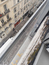 Louis Clais et Clément Bleu--Pays, 2025, bouchon de liège, ficelle, gouttière de l'immeuble