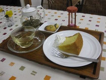 塾生手作りのケーキとハーブティーのセット