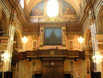 travail traditionnel à l'or fin sur l'orgue d'une chapelle
