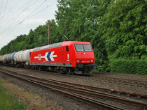 145-CL 013 rollt mit einem Kesselwagenzug am 16.6.09 durch den Bhf Eystrup Richtung Hannover.