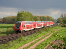 RE Hannover - Norddeich rollt am 1.5.08 gegen 18:00 Uhr bei Drakenburg an der KBS 380 unter der Gewitterfront Richtung Norden.