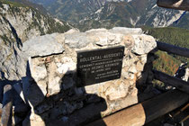 Rax - 06.Oktober 2012 - Bei der Höllentalaussicht mit Blick über das Große Höllental ist eine Gedenktafel für Hedwig Kronich angebracht, ehemalige Pächterin des Erzherzog Otto Schutzhaus