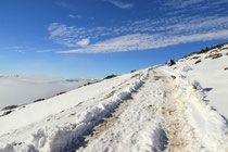 Schneeberg - 25.Oktober 2014_026 - Die Rax in Hintergrund leicht über den Wolken