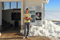 Schneeberg - 25.Oktober 2014_003 - Vor der Bergstation der Zahnradbahn werden ungefüllte Schneebergkrapfen angeboten,