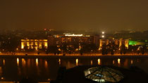 Vue du balcon de l'appartement de nuit