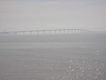 Le pont pour l'île de Ré vu de la pointe du plomb ( Un peu de brume ).