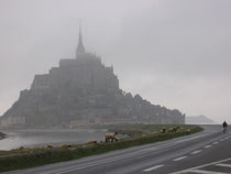 Le Mont Saint Michel dans la brume du matin