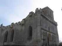 Eglise d'Esnandes surmontée de son chemin de ronde.