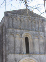 Abbaye de La Châtre : façade romane saintongeaise.