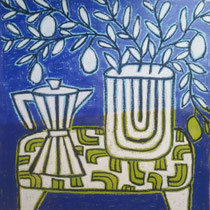 Gordon Hopkins, peinture à l’huile sur toile représentant une nature morte stylisée avec cafetière, vase et branches aux fruits blancs sur fond bleu, art contemporain – Galerie Gabel, Biot