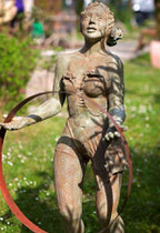 Nicole Brousse -sculptures de femmes resine ou bronze, couleur au choix-renseignements galerie Gabel-Biot-Antibes