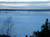 Blick vom nahen Aussichtsturm auf den zugefrorenen Päijänne See.