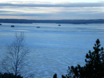 Blick vom nahen Aussichtsturm auf den zugefrorenen Päijänne See.