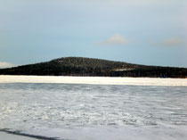 Die Insel Päijätsalo und das Ferienhausgebiet mit dem Sunny Mökki Sysmä sowie dem "Berg" mit Aussichtsturm (1,5 km vom Haus entfernt) im Winter.