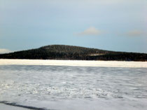 Die Insel Päijätsalo und das Ferienhausgebiet mit dem Sunny Mökki Sysmä sowie dem "Berg" mit Aussichtsturm (1,5 km vom Haus entfernt) im Winter.