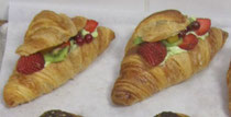 Recette de croissants fourrés pâtissière et fruits 