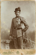Patrouillenführer der K.u.K. Tiroler Jägerregimenter "Tiroler Kaiserjäger" Georg Steger vom Hof Unteranger in Brandenberg, Bezirk Kufstein, Tirol beim Abrüsten. Albuminabzug auf Untersatzkarton 10,8 x 16,6 cm um 1897.  Privatarchiv d. Verf.
