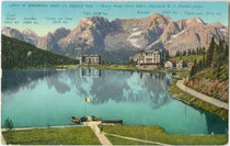 Der Misurinasee (ital. Lago di Misurina) im Gebiet der Gemeinde Auronzo di Cadore, Provinz Belluno und die Sorapissgruppe in den Dolomiten. Photochromdruck 9 x 14 cm um 1910. Verlag E.F. Vecellio, Hotelier.  Inv.-Nr. vu914pcd00253