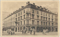 Hotel „Mayerhoffer und Akademikerhaus“ -Café Restaurant (heute: Zentrale der Tiroler Versicherung), Wilhelm-Greil-Straße (vorm. Karlstraße), Innsbruck. Heliogravüre 9 x 14 cm; Impressum: Fritz Gratl, Innsbruck um 1914.  Inv.-Nr. vu914hg00002