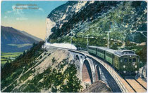 Personenzuggarnitur mit Triebwagen der Reihe 1060 der K.k. Österr. Staatsbahn am Finsterwaldviadukt über Zirl. Photochromdruck 9 x 14 cm; Impressum: Wilhelm Stempfle, Innsbruck 1912.  Inv.-Nr. vu914pcd00117a