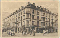 Hotel „Mayerhoffer und Akademikerhaus“ - Hotel Café Restaurant (heute: Zentrale der Tiroler Versicherung), Wilhelm-Greil-Straße (vorm. Karlstraße), Innsbruck. Heliogravüre 9 x 14 cm; Impressum: Fritz Gratl, Innsbruck um 1914.  Inv.-Nr. vu914hg00002