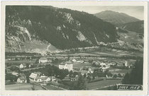 Ried im Oberinntal mit Jagdschloss Siegmundsried. Gelatinesilberabzug 9 x 14 cm; Impressum: Wilhelm Stempfle, Innsbruck um 1925.  Inv.-Nr. vu914gs00567