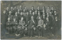 Wohl Maturaklasse vom Vinzentinum in Brixen mit einem Augustiner Chorherrn als Klassenvorstand. Gelatinesilberabzug 9 x 14 cm; Impressum: Rudolf Largajolli, Kammerphotograph, Brixen 1916.  Inv.-Nr. vu914gs00294