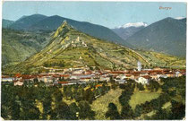 Panorama von Borgo Valsugana mit Castel Telvana von Süden. Photochromdruck 9 x 14 cm; Impressum: Kapper, Trento / A. Lenzi, Borgo um 1910.  Inv.-Nr. vu914pcd00235