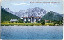 Hotel „Alpenhof“, errichtet im Heimatstil in Pertisau am Achensee, Gemeinde Eben, Bezirk Schwaz, Tirol. Photochromdruck 9 x 14 cm; Impressum: Robert Warger, Innsbruck; postalisch befördert 1923.  Inv.-Nr. vu914pcd00132