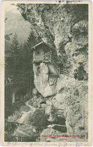 Teehütte in der Mühlauer Klamm, Stadtgemeinde Innsbruck. Lichtdruck 9 x 14 cm; Impressum: Stengel & Co., Dresden 1911.  Inv.-Nr. vu914ld00190