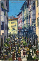 Oberer Abschnitt vom Obstplatz in Bozen. Photochromdruck 9x14cm; Joh(ann). F(ilibert). Amonn, Bozen; postalisch gelaufen 1916.  Inv.-Nr. vu914pcd00093